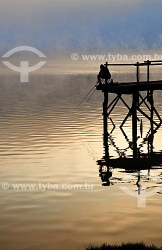  Assunto: Pescador em píer na Represa de Furnas / Local: Boa Esperança - Minas Gerais (MG) - Brasil / Data: 07/2013 