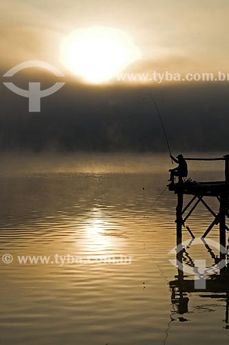  Assunto: Pescador em píer na Represa de Furnas / Local: Boa Esperança - Minas Gerais (MG) - Brasil / Data: 07/2013 