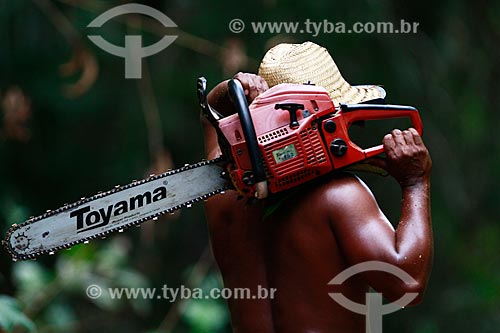  Assunto: Trabalhador com motosserra na floresta do Rio Ariaú  / Local: Amazonas (AM) - Brasil / Data: 09/2013 