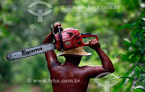  Assunto: Trabalhador com motosserra na floresta do Rio Ariaú  / Local: Amazonas (AM) - Brasil / Data: 09/2013 