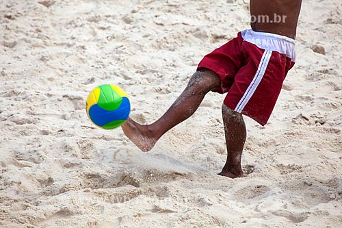 TYBA ONLINE :: Assunto: Homem correndo na areia da Praia de Copacabana -  Posto 6 / Local: Copacabana - Rio de Janeiro - Rio de Janeiro (RJ) - Brasil  / Data: 06/2021