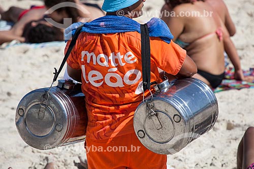  Assunto: Vendedor de mate na praia - considerados Patrimônio Cultural e Imaterial da Cidade / Local: Rio de Janeiro (RJ) - Brasil / Data: 09/2013 