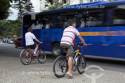  Assunto: Ciclistas aguardando para atravessar rua / Local: Flamengo - Rio de Janeiro (RJ) - Brasil / Data: 08/2013 