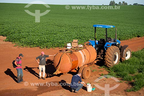  Assunto: Trator com tanque de produtos químicos para aplicação em plantação de soja / Local: Cascavel - Paraná (PR) - Brasil / Data: 01/2013 