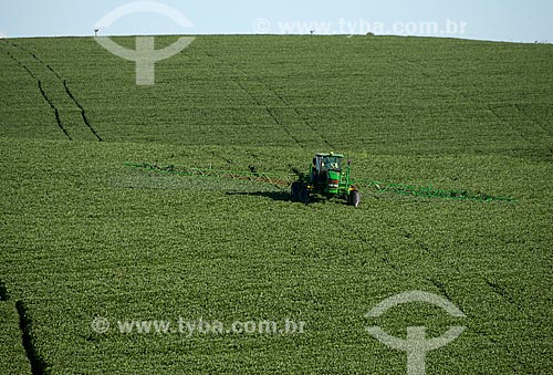  Assunto: Aplicação de defensivos em plantação de soja transgênica na zona rural de Cascavel / Local: Cascavel - Paraná (PR) - Brasil / Data: 01/2013 