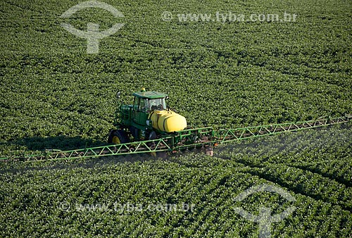  Assunto: Aplicação de defensivos em plantação de soja transgênica na zona rural de Cascavel / Local: Cascavel - Paraná (PR) - Brasil / Data: 01/2013 