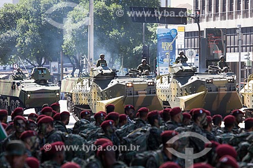  Soldados da Brigada de Infantaria Paraquedista - Força de Ação Rápida Estratégica - com veículos blindados ao fundo durante o desfile em comemoração ao Sete de Setembro na Avenida Presidente Vargas  - Rio de Janeiro - Rio de Janeiro - Brasil