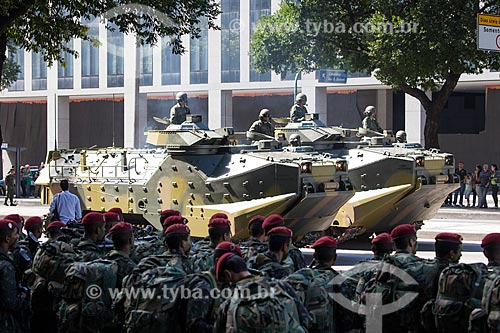  Soldados da Brigada de Infantaria Paraquedista - Força de Ação Rápida Estratégica - com veículos blindados ao fundo durante o desfile em comemoração ao Sete de Setembro na Avenida Presidente Vargas  - Rio de Janeiro - Rio de Janeiro - Brasil