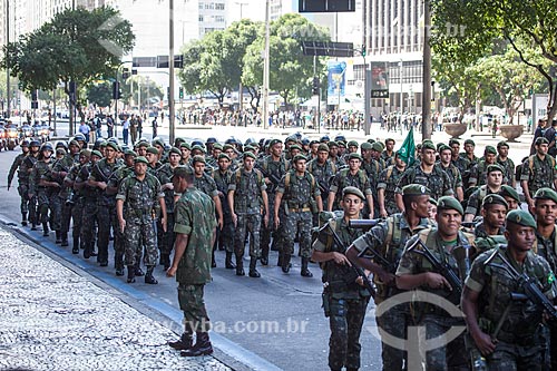  Assunto: Soldados do exército durante o desfile em comemoração ao Sete de Setembro na Avenida Presidente Vargas / Local: Centro - Rio de Janeiro (RJ) - Brasil / Data: 09/2013 
