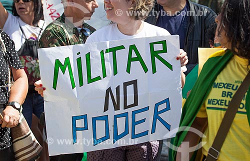  Assunto: Manifestação favorável a volta dos militares ao poder durante o desfile em comemoração ao Sete de Setembro na Avenida Presidente Vargas / Local: Centro - Rio de Janeiro (RJ) - Brasil / Data: 09/2013 