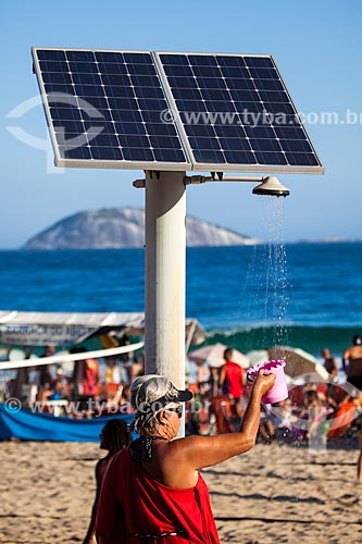  Assunto: Banhista no chuveiro movido a energia solar na Praia de Ipanema - Posto 9 / Local: Ipanema - Rio de Janeiro (RJ) - Brasil / Data: 09/2013 