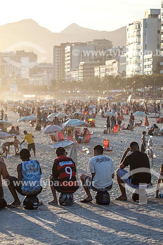  Assunto: Jovens observando o pôr do sol na Praia do Arpoador / Local: Ipanema - Rio de Janeiro (RJ) - Brasil / Data: 09/2013 