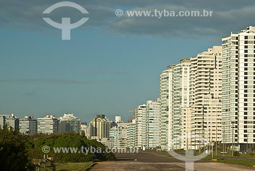  Assunto: Rua vazia e prédios ao fundo / Local: Punta Del Este - Departamento de Maldonado - Uruguai - América do Sul / Data: 09/2013 