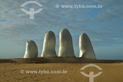  Assunto: Monumento al Ahogado (Monumento ao afogado) - também conhecido como La Mano (1982) / Local: Punta Del Este - Departamento de Maldonado - Uruguai - América do Sul / Data: 09/2013 