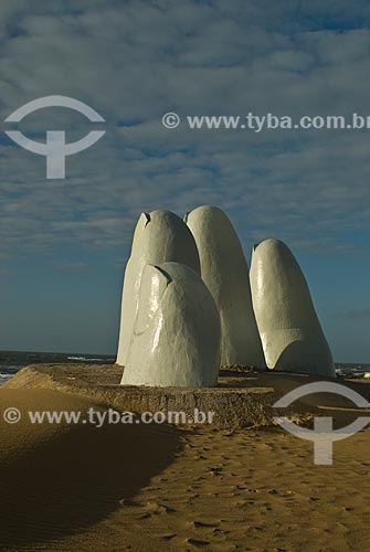  Assunto: Monumento al Ahogado (Monumento ao afogado) - também conhecido como La Mano (1982) / Local: Punta Del Este - Departamento de Maldonado - Uruguai - América do Sul / Data: 09/2013 