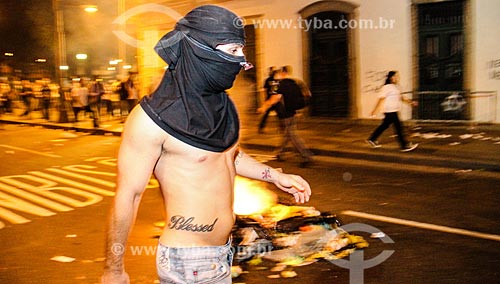  Assunto: Manifestante com rosto coberto durante protesto do Movimento Passe Livre / Local: Centro - Rio de Janeiro (RJ) - Brasil / Data: 06/2013 