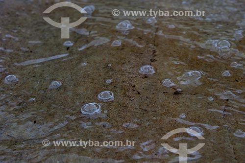  Assunto: Bolhas formadas pela correnteza no Rio do Salto / Local: Santa Rita de Ibitipoca - Minas Gerais (MG) - Brasil / Data: 11/2011 