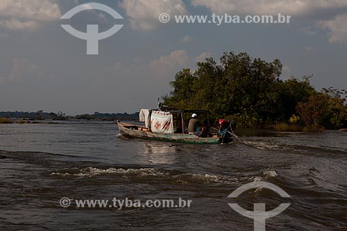  Assunto: Barco na Volta Grande do Xingu - parte do local que será inundado após a construção da Usina Hidrelétrica de Belo Monte / Local: Altamira - Pará (PA) - Brasil / Data: 11/2012 