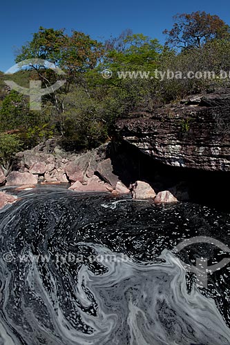  Assunto: Espuma acumulada entre as pedras do Rio Espelhado / Local: Santa Rita de Ibitipoca - Minas Gerais (MG) - Brasil / Data: 09/2012 