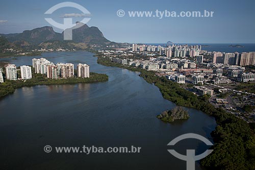  Assunto: Foto aérea da Lagoa da Tijuca com a Pedra da Gávea ao fundo / Local: Barra da Tijuca - Rio de Janeiro (RJ) - Brasil / Data: 04/2011 