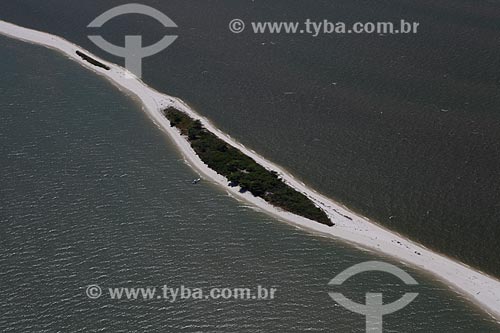  Assunto: Foto aérea da Restinga da Marambaia - área protegida pela Marinha do Brasil / Local: Rio de Janeiro (RJ) - Brasil / Data: 03/2012 