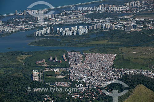 Assunto: Foto aérea da Favela de Rio das Pedras com prédios da Barra da Tijuca ao fundo / Local: Jacarepaguá - Rio de Janeiro (RJ) - Brasil / Data: 05/2013 
