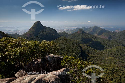  Assunto: Vista do Pico da Tijuca a partir do morro do Bico do Papagaio no Parque Nacional da Tijuca / Local: Tijuca - Rio de Janeiro (RJ) - Brasil / Data: 05/2013 