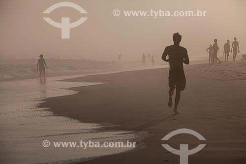  Assunto: Jovens na Praia da Barra da Tijuca durante maresia no inverno / Local: Barra da Tijuca - Rio de Janeiro (RJ) - Brasil / Data: 07/2013 