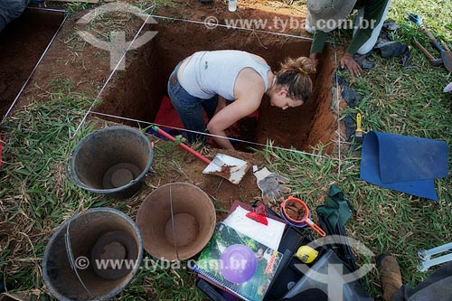  Assunto: Trabalho de campo no Sítio do Tequinho próximo aos geoglifos - Coordenado pela Prof. Drª Denise Pahl Schaan (UFPA) / Local: Acre (AC) - Brasil / Data: 05/2013 