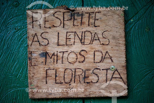 Assunto: Placa com os dizeres respeite as lendas e mitos da floresta no Seringal Cachoeira / Local: Xapuri - Acre (AC) - Brasil / Data: 05/2013 