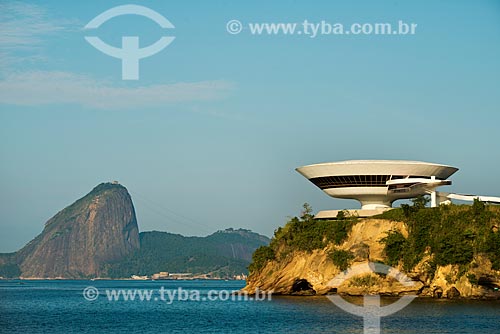  Assunto: Museu de Arte Contemporânea de Niterói (1996) com o Pão de Açúcar ao fundo / Local: Boa Viagem - Niterói - Rio de Janeiro (RJ) - Brasil / Data: 06/2013 