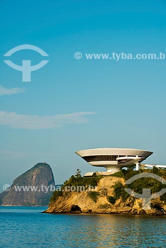  Assunto: Museu de Arte Contemporânea de Niterói (1996) com o Pão de Açúcar ao fundo / Local: Boa Viagem - Niterói - Rio de Janeiro (RJ) - Brasil / Data: 06/2013 