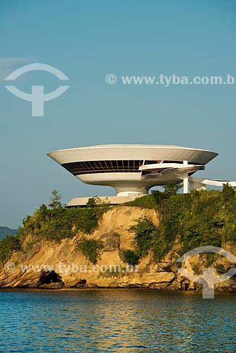  Assunto: Museu de Arte Contemporânea de Niterói (1996) com o Pão de Açúcar ao fundo / Local: Boa Viagem - Niterói - Rio de Janeiro (RJ) - Brasil / Data: 06/2013 