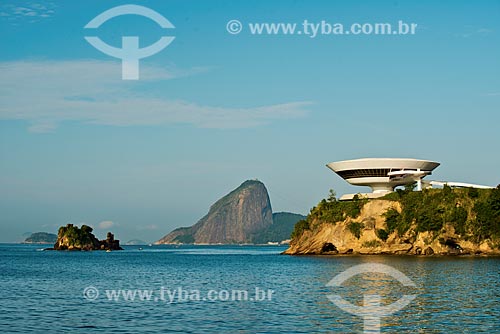  Assunto: Museu de Arte Contemporânea de Niterói (1996) com o Pão de Açúcar ao fundo / Local: Boa Viagem - Niterói - Rio de Janeiro (RJ) - Brasil / Data: 06/2013 