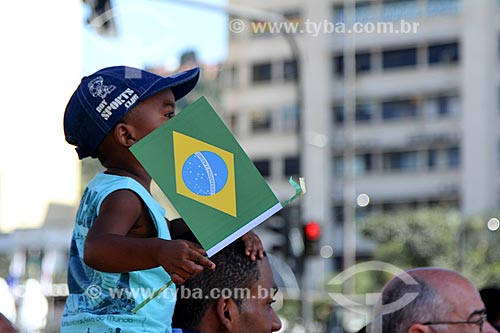  Assunto: Criança segurando Bandeira do Brasil durante o desfile em comemoração ao Sete de Setembro na Avenida Presidente Vargas / Local: Centro - Rio de Janeiro (RJ) - Brasil / Data: 09/2013 