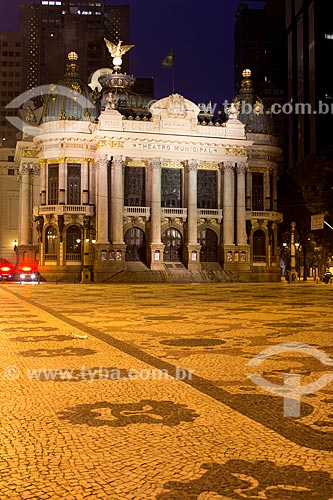  Assunto: Vista noturna do Teatro Municipal - Inspirado na Ópera de Paris o teatro foi inaugurado em 1909. É Patrimônio Histórico Nacional desde 21-05-1952 / Local: Centro - Rio de Janeiro (RJ) - Brasil / Data: 11/2013 