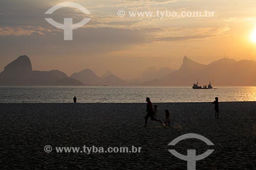  Assunto: Pessoas na Praia de Icaraí com Rio de Janeiro ao fundo / Local: Icaraí - Niterói - Rio de Janeiro (RJ) - Brasil / Data: 11/2011 
