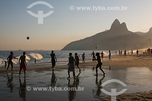  Assunto: Pessoas jogando futebol na beira da Praia de Ipanema com Morro Dois Irmãos ao fundo / Local: Ipanema - Rio de Janeiro (RJ) - Brasil / Data: 08/2008 