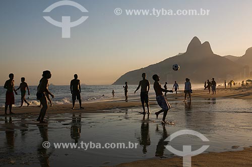  Assunto: Pessoas jogando futebol na beira da Praia de Ipanema com Morro Dois Irmãos ao fundo / Local: Ipanema - Rio de Janeiro (RJ) - Brasil / Data: 08/2008 