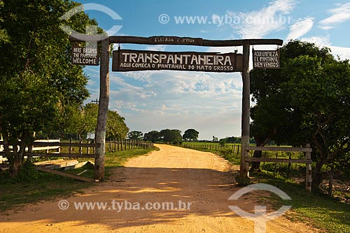  Assunto: Início do trecho da Rodovia Transpantaneira (MT-060) no Estrada Parque Pantanal / Local: Poconé - Mato Grosso (MT) - Brasil / Data: 11/2010 