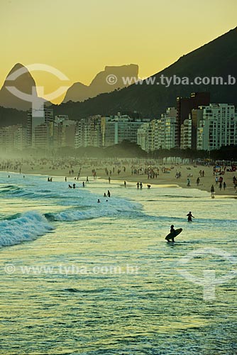  Assunto: Pôr do sol na Praia de Copacabana visto a partir da Praia do Leme com a Morro Dois Irmãos e a Pedra da Gávea ao fundo / Local: Leme - Rio de Janeiro (RJ) - Brasil / Data: 06/2013 