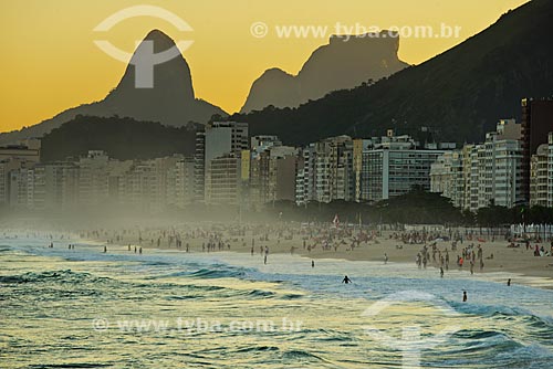  Assunto: Pôr do sol na Praia de Copacabana visto a partir da Praia do Leme com a Morro Dois Irmãos e a Pedra da Gávea ao fundo / Local: Leme - Rio de Janeiro (RJ) - Brasil / Data: 06/2013 