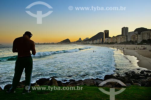  Assunto: Homem na Praia do Leme com a Praia de Copacabana ao fundo durante o pôr do sol / Local: Leme - Rio de Janeiro (RJ) - Brasil / Data: 06/2013 