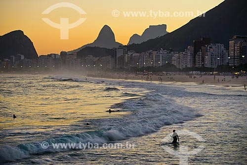 Assunto: Pôr do sol na Praia de Copacabana visto a partir da Praia do Leme com a Morro Dois Irmãos e a Pedra da Gávea ao fundo / Local: Leme - Rio de Janeiro (RJ) - Brasil / Data: 06/2013 