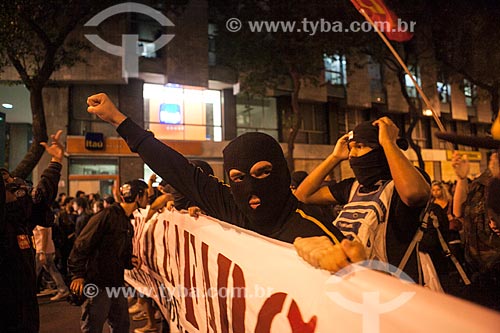  Assunto: Manifestantes mascarados na Avenida Rio Branco / Local: Centro - Rio de Janeiro (RJ) - Brasil / Data: 10/2013 