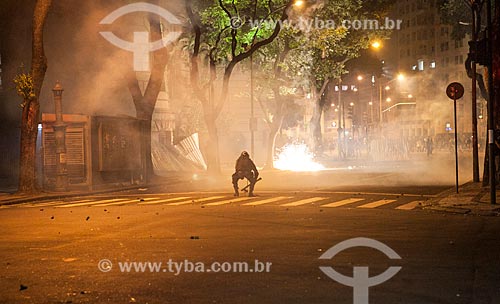  Assunto: Policial da tropa de choque durante manifestação na Rua Araújo Porto Alegre / Local: Centro - Rio de Janeiro (RJ) - Brasil / Data: 10/2013 