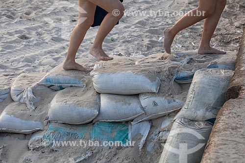  Assunto: Sacos de areia para acesso ao calçadão na Praia de Ipanema / Local: Ipanema - Rio de Janeiro (RJ) - Brasil / Data: 10/2013 