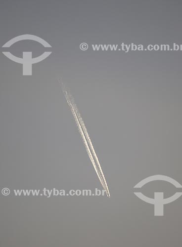  Assunto: Trilha de condensação deixada por um avião / Local: Rio de Janeiro (RJ) - Brasil / Data: 10/2013 