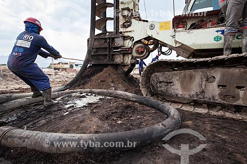  Operário trabalhando na máquina de perfuração rotativa durante as obras de fundação do Parque Olímpico Rio 2016 - antigo Autódromo Internacional Nelson Piquet - Autódromo de Jacarepaguá  - Rio de Janeiro - Rio de Janeiro - Brasil