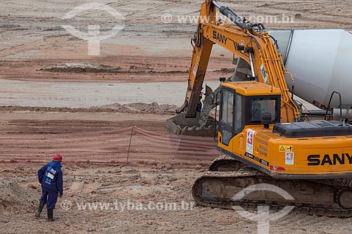  Assunto: Operário e escavadeira nas obras de fundação do Parque Olímpico Rio 2016 - antigo Autódromo Internacional Nelson Piquet - Autódromo de Jacarepaguá / Local: Barra da Tijuca - Rio de Janeiro (RJ) - Brasil / Data: 10/2013 